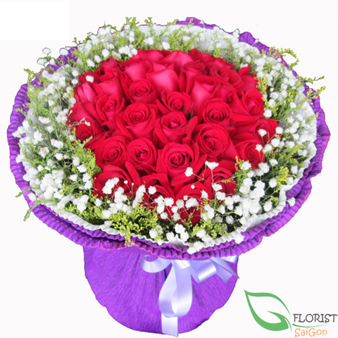 Bouquet of red roses and baby's breath