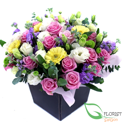 Mixed flower arrangement for table